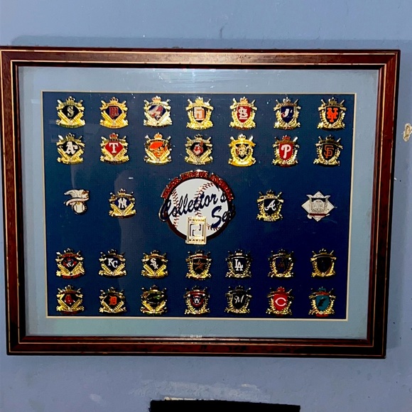 MLB COOPERSTOWN COLLECTION PINS IN CASE! Has all the old insignias! - Picture 1 of 4